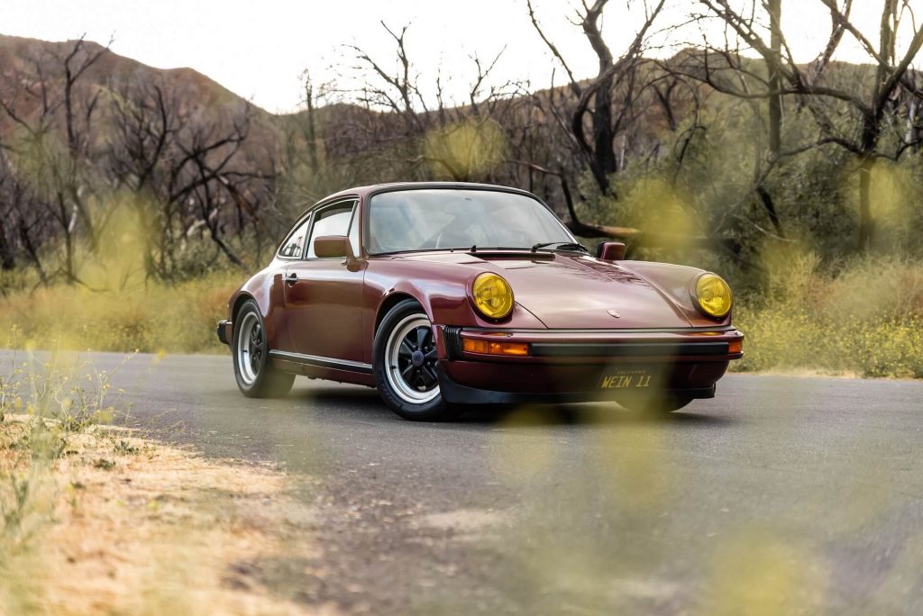 Una imagen que muestra un Porsche 911 clásico, un legendario deportivo conocido por su diseño atemporal, sus elegantes curvas y sus potentes prestaciones, que representa la excelencia y el lujo automovilísticos.